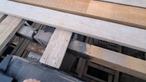 Как поднять балки перекрытия одному на второй этаж.