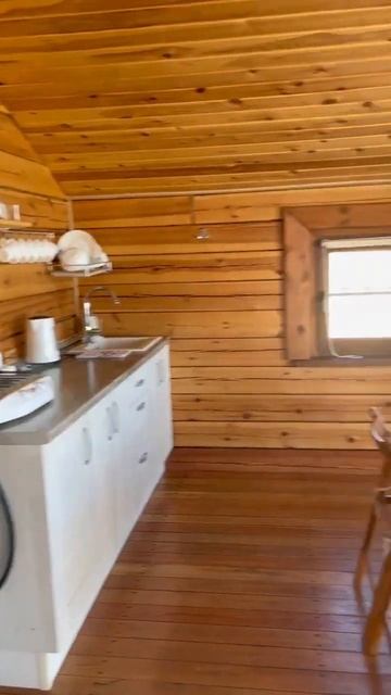 РУМТУР ГОСТИНИЦЫ НА БЕРЕГУ РЕКИ В ОКРУЖЕНИИ ГОР НА БАЙКАЛЕ смотреть онлайн