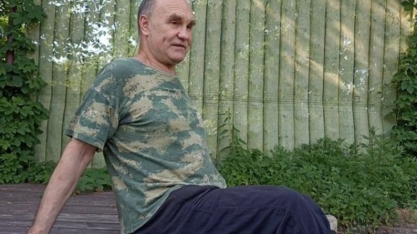 Один инженер пришел в шикарную гостиницу в Сочи. Дед Володька рассказал анекдот от Хазанова