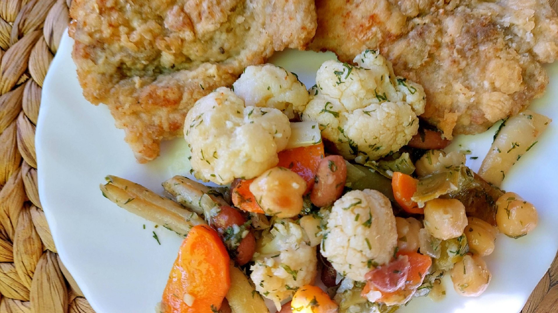 Гарнир из цветной капусты с фасолью, нутом к ароматному мясу, которое приятно похрустывает корочкой смотреть онлайн