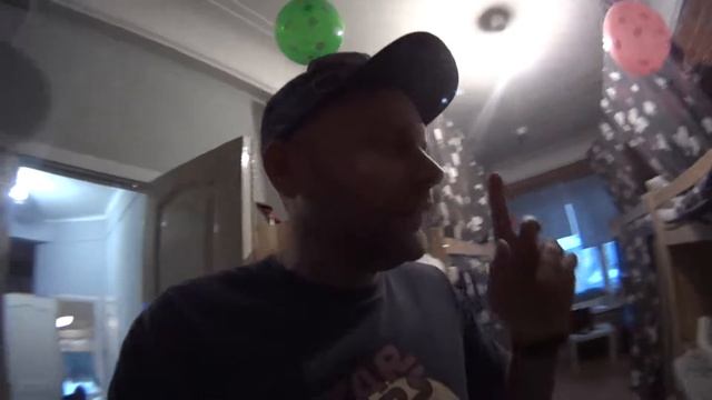 И снова движ в хостеле смотреть онлайн