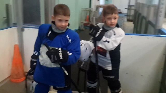 Детский хоккей в Кобрине.Котович Лев и Роман смотреть онлайн