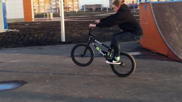 КАТАНИЕ НА BMX ПОЕХАЛИ В СКЕЙТ ПАРК смотреть онлайн