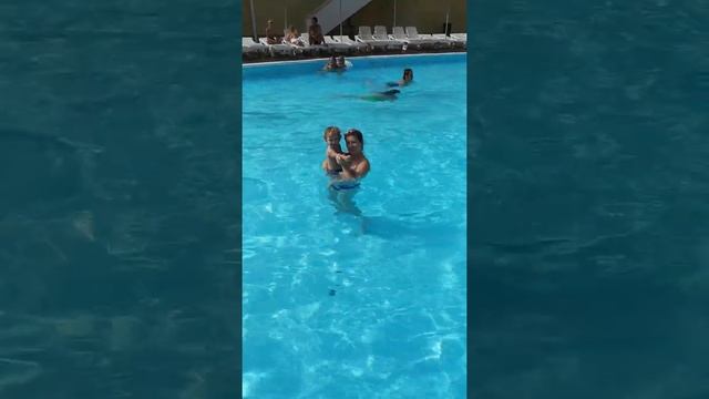 Вика в бассейне гостиницы осень 2018 смотреть онлайн