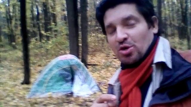 Выжил после дождливой ночи в лесу. Вид защищённой палатки смотреть онлайн