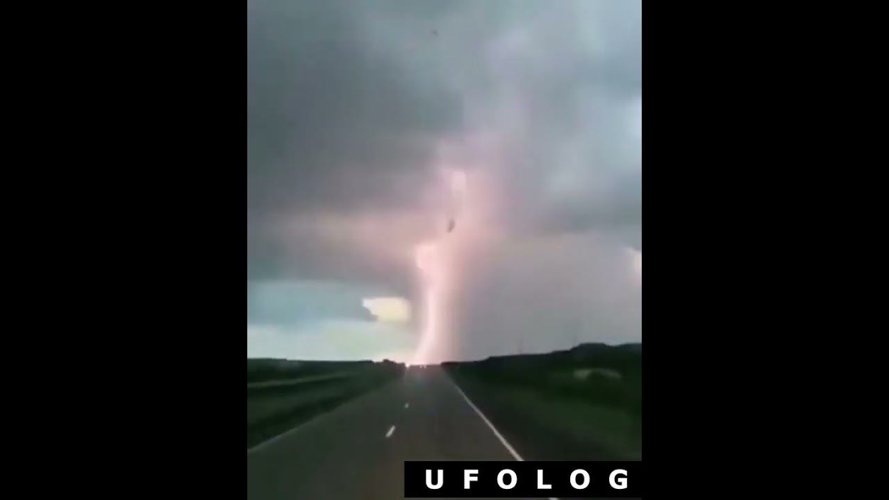 Во время грозы водитель запечатлел НЛО смотреть онлайн