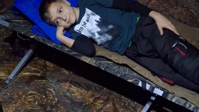 Серега взял семью на рыбалку! Тусуемся в палатке, кто поймает первого окуня и щуку! смотреть онлайн