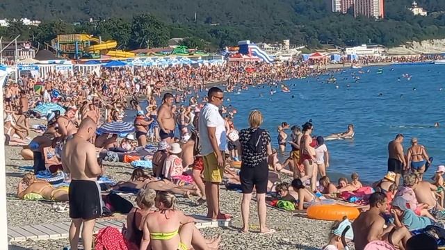 ДИВНОМОРСКОЕ - МНОГО ЛЮДЕЙ НА ПЛЯЖЕ 🌴#дивноморское смотреть онлайн