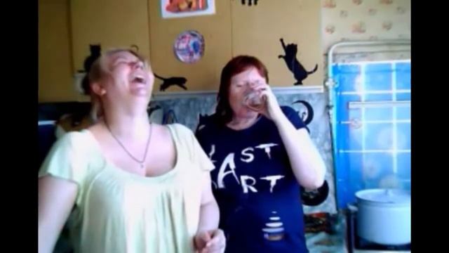 Две бухие бабы сцепились с мемберами. смотреть онлайн