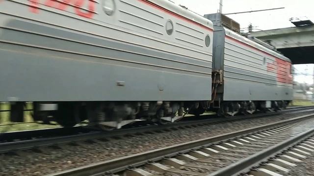 Электровоз ВЛ10У-1026 с грузовым поездом, пл. Вешняки. смотреть онлайн