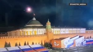 📸Предположительно, момент прилёта беспилотника по Кремлю