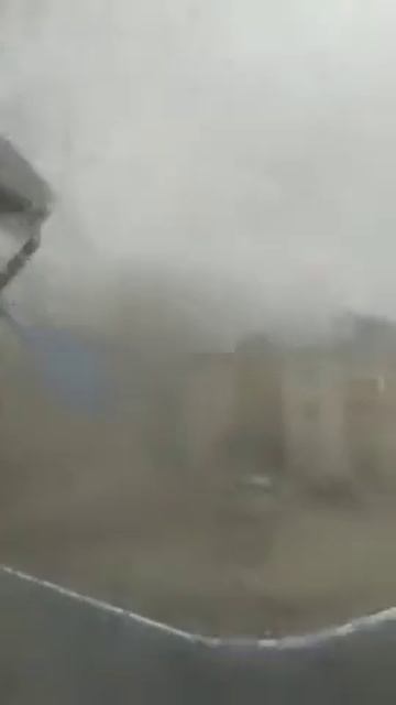 Сильный ветер сносит крышу смотреть онлайн