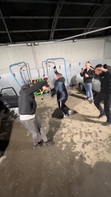 Зачем клубы, если есть крыша на мойке 😂