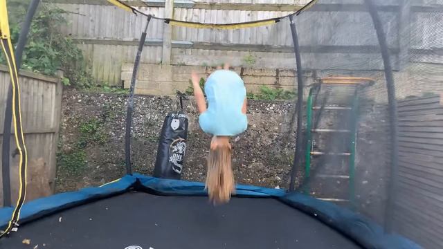 How to do a front SOMERSAULT on a trampoline? / Как сделать САЛЬТО на батуте ? смотреть онлайн