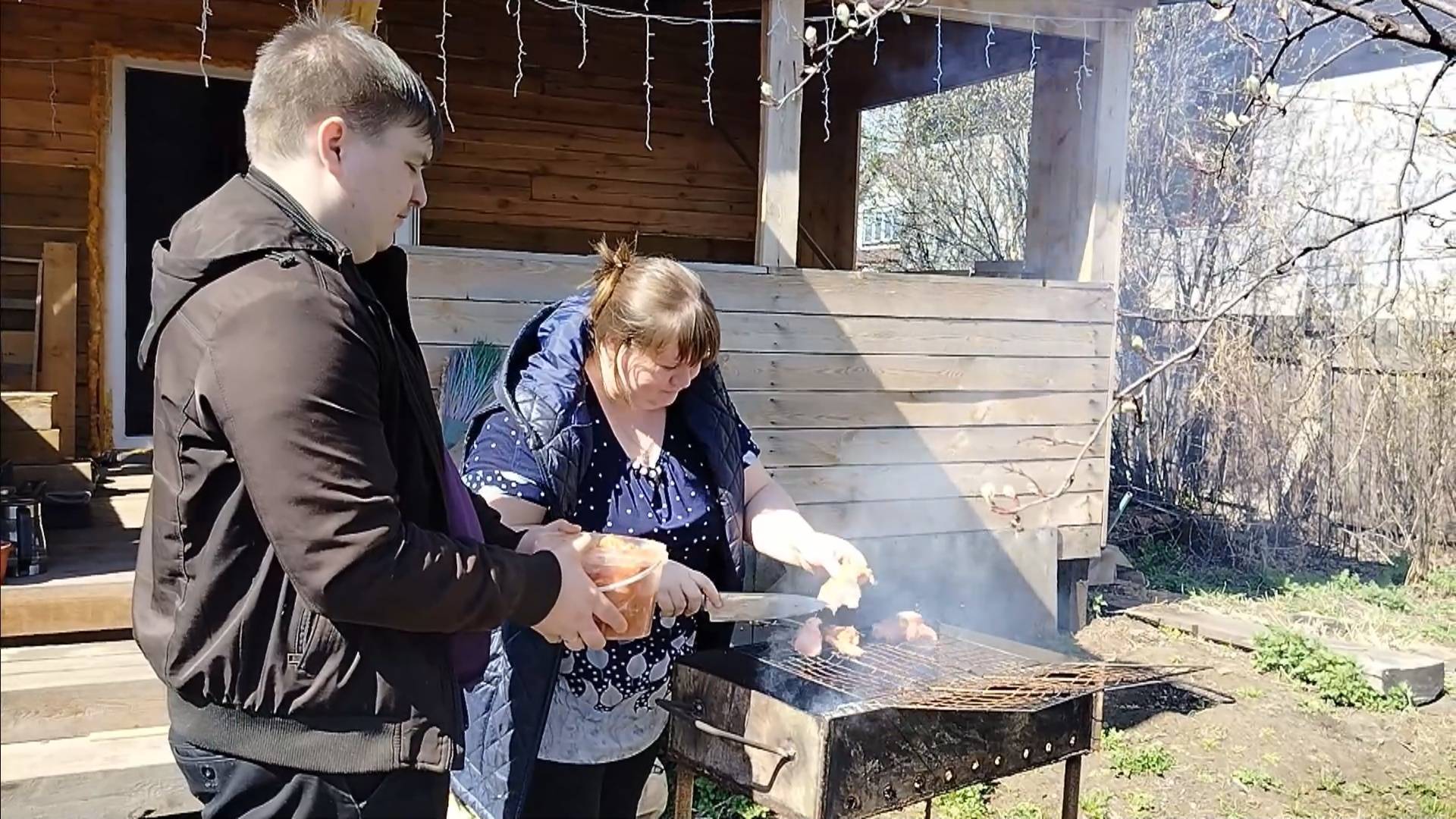 ПРОСТАЯ ЖИЗНЬ 45// К НАМ ПРИЕХАЛИ ГОСТИ //СЕЗОН ШАШЛЫКА ОТКРЫТ //ПОБЕЛКА ДЕРЕВЬЕВ смотреть онлайн