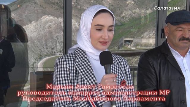 Акция по развёртыванию знамени Победы и Георгиевской ленты в Казбековском районе смотреть онлайн