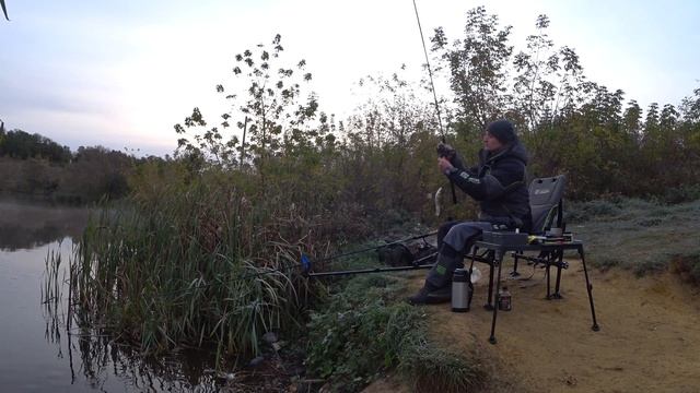 Как поймать КАРАСЯ в мороз? Фидерная рыбалка в середине осени! смотреть онлайн