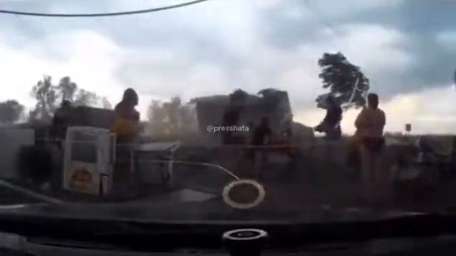 Сильный ветер в Красноярске унес летнее кафе смотреть онлайн