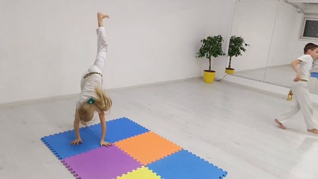 Акробатика в капоэйре. Капоэйра для детей. Capoeira kids смотреть онлайн