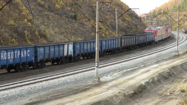 Два электровоза тянут грузовой, 2ЭС6-182 + 2ЭС6-445 смотреть онлайн