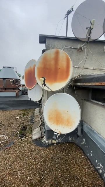 Типичные крыши многоэтажек в тарелках 😱