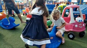 Настя в парке развлечений с друзьями. Лайк Настя. Like Nastya