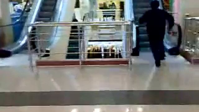 Детишки катаются с горки!!! жесть!! ).flv смотреть онлайн