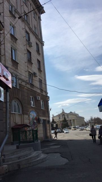 В центре Нижнего Тагила ветром с крыши дома снесло жес смотреть онлайн