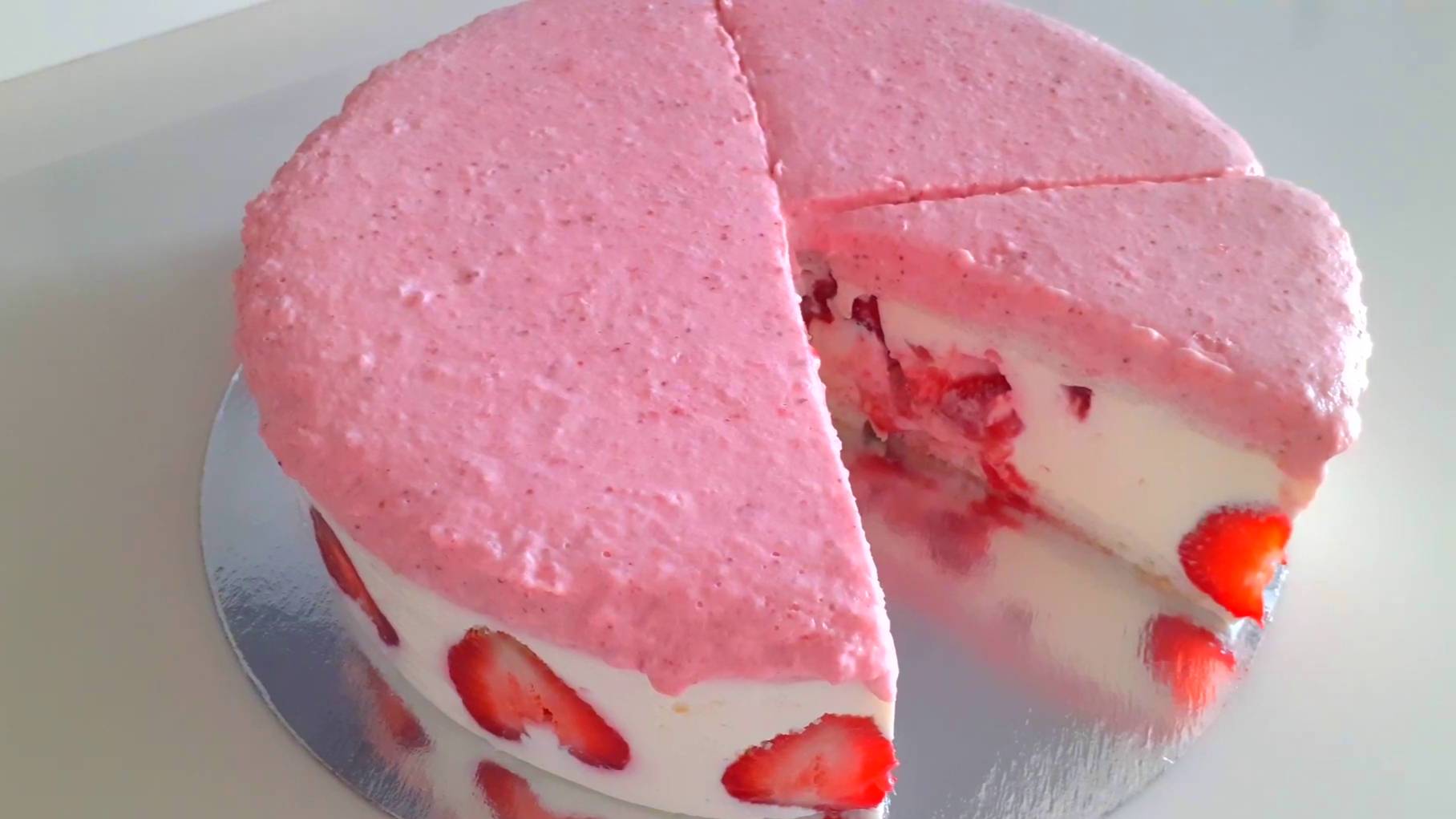 Французский торт Фрезье с пышным суфле и клубникой. смотреть онлайн