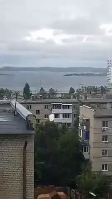 В Саратове ветер срывает крыши смотреть онлайн