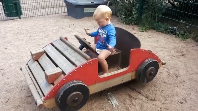 20140816 HLS площадка у вокзала Ярошка едет на машинке смотреть онлайн