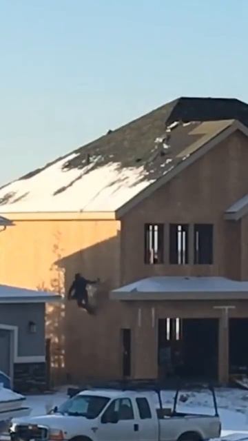 Сорвался с крыши #safetyfirst #fails #кровельныеработы #shorts