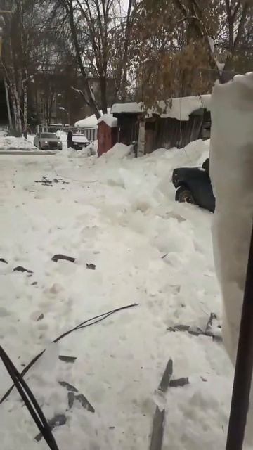 Во Владимире упавшая с крыши глыба льда оборвала элек? смотреть онлайн