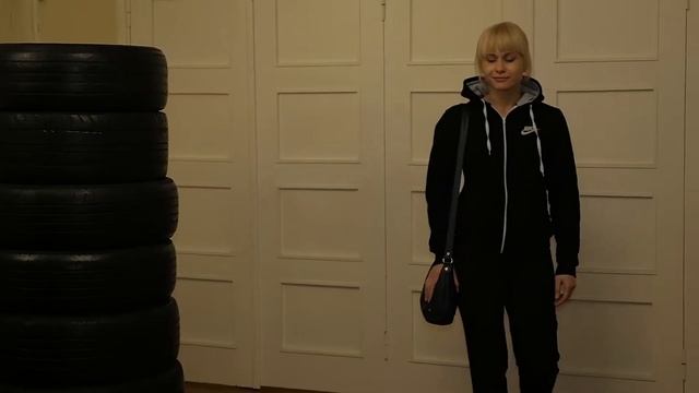 Ни с места, у меня сумка: смотрите, как любая девушка сможет защититься от нападения смотреть онлайн