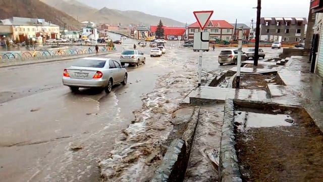 Весенние ручьи создали препятствия в с.Усть Кан смотреть онлайн