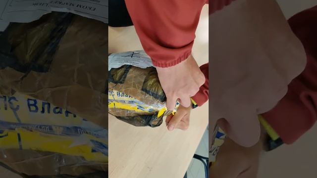 распаковка испорченной палатки в отделении Почты России смотреть онлайн