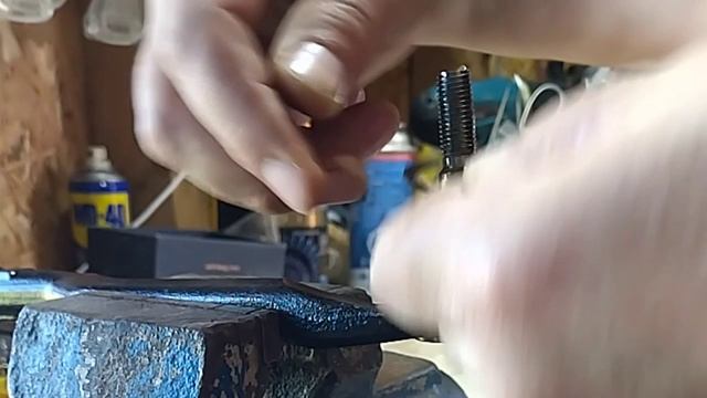 добавление смазки в рулевой наконечник.mp4