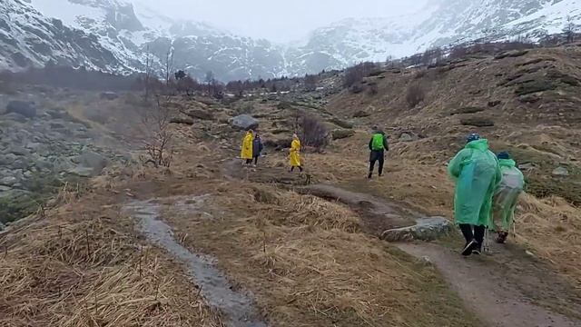 Треккинг по ущелью Терскол в дождевиках. Поляна нарзанов. смотреть онлайн