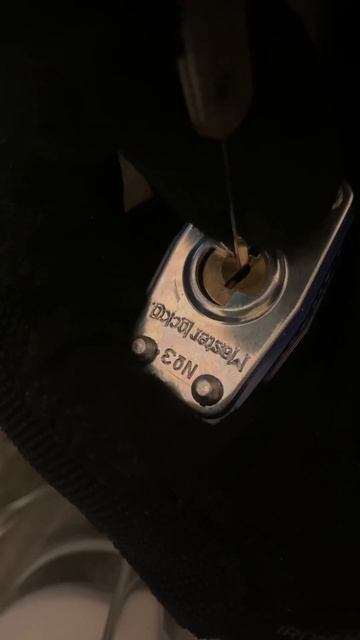 Beginner locksmith DESTORYS Masterlock 😂 смотреть онлайн