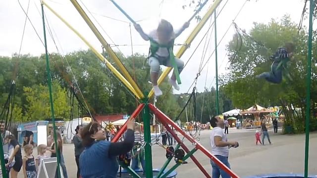 Прогулка в парке.Доча прыгает на батуте смотреть онлайн