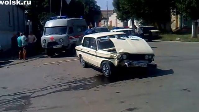 В Вольске «шестерка» протаранила «99-ю» смотреть онлайн