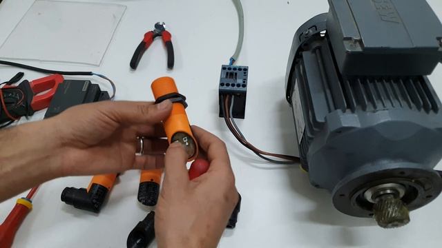 Détecteur/capteur capacitif KI0024# طريقة التوصيل ودوره في الدوائر الكهربائية смотреть онлайн