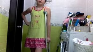 Я сломала ногу и пою .