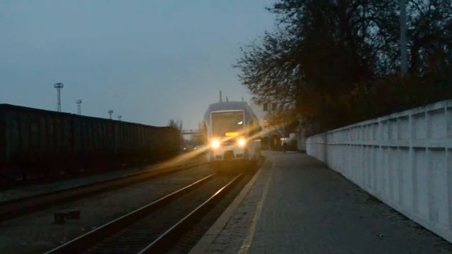 620М-025 с поездом №808 Бердянск-Пологи-Запорожье-1 и приветливая бригада смотреть онлайн