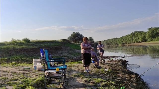 Бабушки рыбачки оторвались по карасям. смотреть онлайн