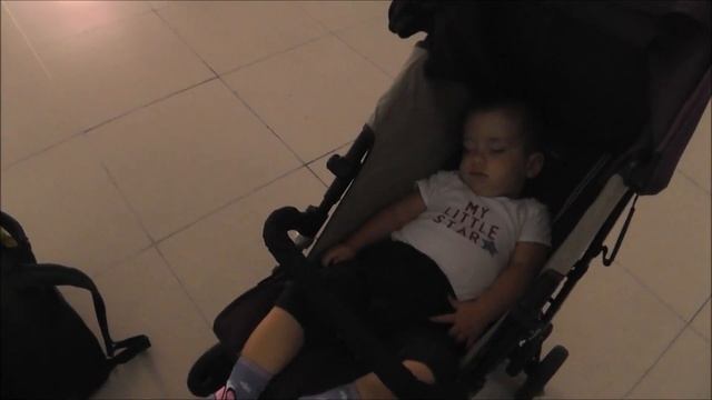 Летим в Киев Катя все проспала VLOG путешествия с детьми Fly to Kiev смотреть онлайн