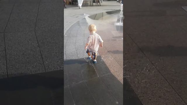 Купаемся в киевском фонтане смотреть онлайн