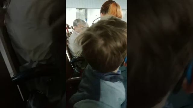 Я з Тьомою на Київському вокзалі чекаємо поїзд в Мукачево смотреть онлайн