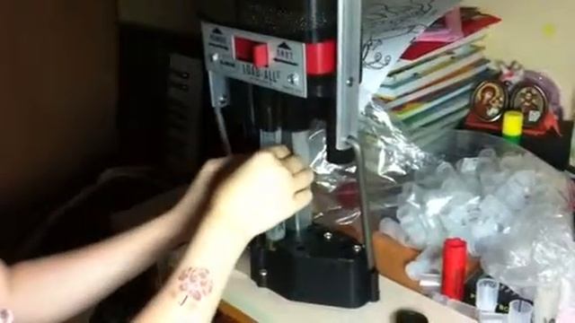 Девочка 8 лет заряжает патроны на Lee Load All смотреть онлайн