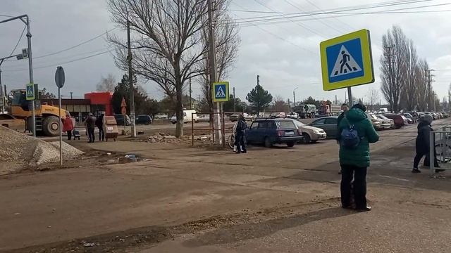 Полным ходом идет реконструкция центральной трассы в городе Красноперекопск.Северный Крым. смотреть онлайн